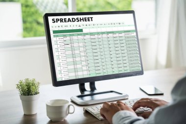 Çevrimiçi analiz için veri ve grafiklerle çalışan işadamı Microsoft Excel proje konsolu dijital muhasebe tablosu