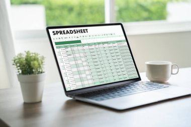 Çevrimiçi analiz için veri ve grafiklerle çalışan işadamı Microsoft Excel proje konsolu dijital muhasebe tablosu