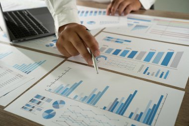 Finansal yatırım analizi ve yatırım verileri için uygun iş adamı veri belgesi grafiği çizelgesi