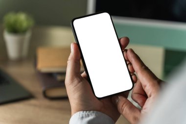 İş adamı boş bir ekranlı akıllı telefon tutuyor. Reklamcılık mesajınız için boş ekranlı. İletişim arka planı iş alanı fotokopi alanı.