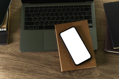 Boş ekranlı akıllı telefonlu bilgisayar masasının üst görüntüsü ve reklam metniniz için daha az çerçeve tasarımı