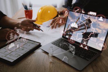 Mühendis mimar sektörü 4. 0 tablet inşaat sahası, sanayi ve yenilik bilgilerini kullanarak fütüristik mimari kontrol yenilikçi güvenlik tasarımı inşaatında kullanmaktadır.