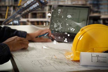 Mühendis mimar sektörü 4. 0 tablet inşaat sahası, sanayi ve yenilik bilgilerini kullanarak fütüristik mimari kontrol yenilikçi güvenlik tasarımı inşaatında kullanmaktadır.