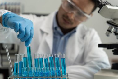 Bilimsel test maddeleri biyokimyasal araştırma bilim adamı bir bilim laboratuvarında test analizi yapıyor.