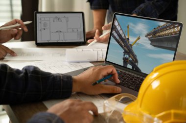 İnsan, mimar ve mühendis, profesyonel inşaat işi ve inşaatçı geliştirme planları olan bir inşaat sahasında araç ve inşaat kavramlarını tartışıyor..