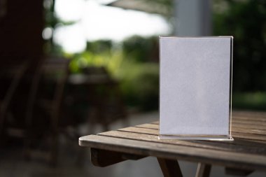 Stand Mock Up Menü çerçeve kartı bulanık arkaplan tasarım anahtarı görsel düzeni.