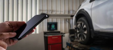 Tamirci, araba tamirhanesinde çalışan araba tamircisini tamir eder: tamirhanedeki tamir-kontrol tekerleği kavramı