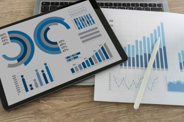Tablet çizelgesi üzerinde KPI İş Analitik Finans Grafik Raporu