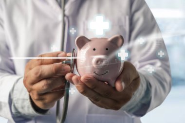 Doktorlar sağlık sigortasından tasarruf edip sigorta planına yatırıyorlar. Piggy Bankası parasını finanse ediyorlar.