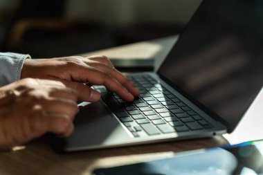 bir adam bilgisayarda daktilo, arama, web taraması, online arama motoru optimizasyonu SEO teknoloji bağlantı iş araması kullanıyor