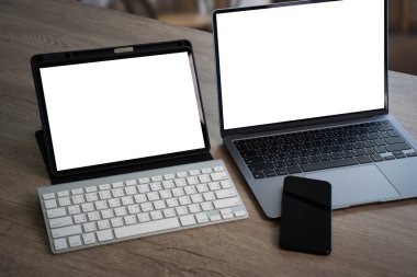 Genç adam boş ekranın masaüstü bilgisayarını kullanarak iş adamı olarak çalışıyor.