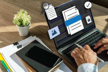 İnternet analizi için doküman dokümanlarında laptop bilgisayar belgesi ile çalışan işadamı Microsoft Excel proje konsolu dijital muhasebe