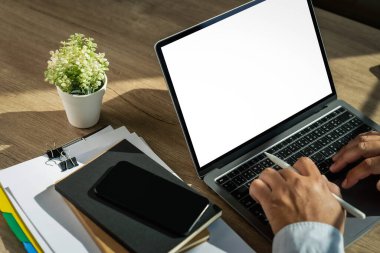 Boş ekran aygıtının masaüstü bilgisayarını kullanan bir iş adamı ONLINE ADVERTISING ekranını izole etti