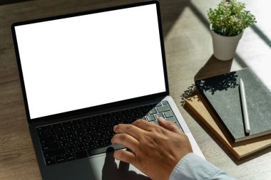 boş ekran bilgisayar ile modern dizüstü kullanarak alay