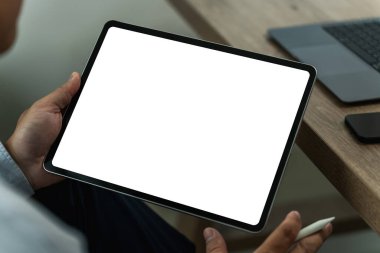 Bir iş adamı maket yapar. Boş ekranlı iPad dijital tableti ofisteki tasarım modelinizin yerini alır.