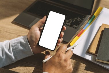 beyaz ekran eli ve boş cep telefonu ekranı gösteren insan eliyle sahte telefon.