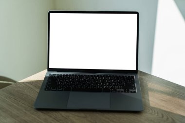 Ofis masasında beyaz ekranlı dizüstü bilgisayar reklam metniniz için boş kopya alanı ekranı