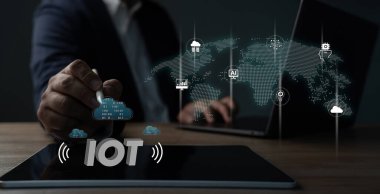 Nesnelerin İnterneti (IOT) Sanal ekran internet işine dokunan akıllı iş adamı
