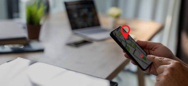 Kapalı çekimde GPS 'e telefon et. Ofisteki navigatör, GPS Simgeleri ile birlikte kahve dükkanının sokak haritasına.
