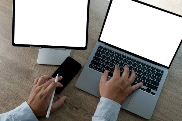Egy Üzletembernek Van Egy Mockupja Ipad Digitális Tabletta Üres Képernyővel Jogdíjmentes Stock Fotók