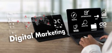 DİGİL MARKETING yeni başlatılan proje MILLENNIALS İş Ekibi mali raporlar ve bir dizüstü bilgisayarla iş başında