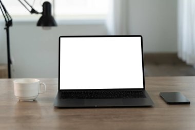 Masasında boş ekran olan dizüstü bilgisayar. İlan metniniz için boş kopya alanı olan dizüstü bilgisayarda çalışma alanı arkaplan projesi