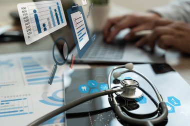 Sağlık sigortası şirketinin doktoru sağlık raporunu analiz ediyor Sanal grafik verileri ve büyüme