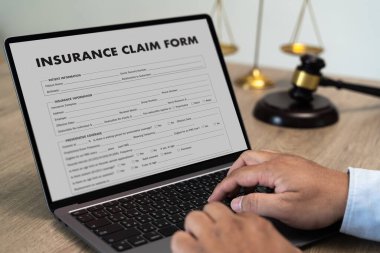 Sigorta poliçesi ve yazılı belge avukatın ofisinde, kapatma uygulamaları ve politikalarında