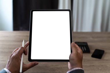 Elinde boş tablet olan bir adamın elleri. iPad dijital tablet çalışma alanı tablosu