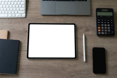 Üst görünüm işadamı elleri dijital tablet ile boş maket tutuyor