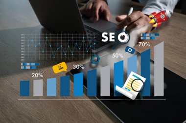 SEO (arama motoru optimizasyonu) oluşturmak için bir dizüstü bilgisayar kullanmak Ticari Pazarlama ve SEO için malzeme teknolojisi