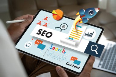 İş adamı Arama Motoru optimizasyonu, tablet ekranda SEO Pazarlaması