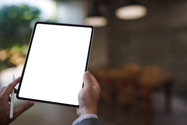 Bir iş adamı maket yapar. Boş ekranlı iPad dijital tableti ofisteki tasarım modelinizin yerini alır.