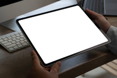 Bir iş adamı maket yapar. Boş ekranlı iPad dijital tableti ofisteki tasarım modelinizin yerini alır.