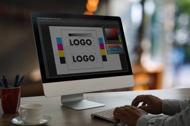 Grafik tasarım sanatçısı, yaratıcı ajans açık uzay ofisinde çalışıyor.