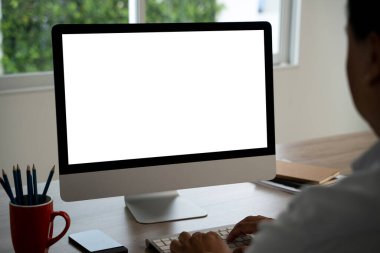 İşadamı boş ekranın masaüstü bilgisayarını elleriyle kullanıyor.