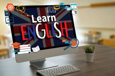 Ekranda İngilizce öğren. Adam dizüstü bilgisayarda yazıyor. Masada oturuyor. Yeni bir dil öğrenme kavramı