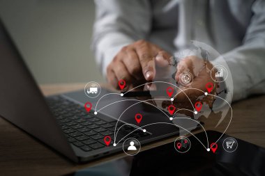 İşadamı yöneticisi, Zincir perakende lojistik yönetimi dijital yönetim kullanarak tablet Smart sistemine dokunuyor