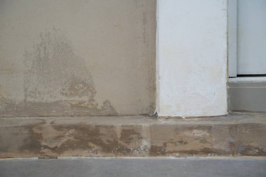 Tufandan sonra duvarda beyaz boyalı bir duvar vardı..