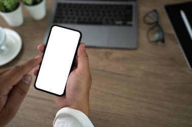 Üst görünüm görüntüleme eli boş ekranlı cep telefonu tutan akıllı telefon kullanan bir adam kullanıyor