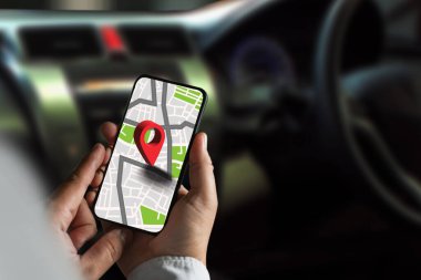 GPS haritası, akıllı telefon kullanan bir adam GPS sisteminde harita görüntülüyor