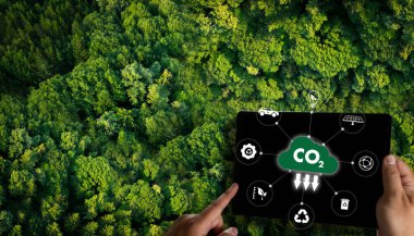 Çevre dostu taşıma yeşil santralini temsil ediyor. Tepesinde CO2 bulutu var. Karbon emisyonlarını azaltmanın önemi kavramı.