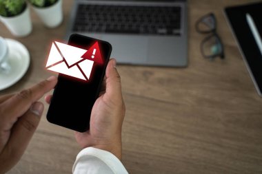 Akıllı telefon uyarı uyarısı kullanan adamlar, e-posta hack spam, sahte mesaj phishing
