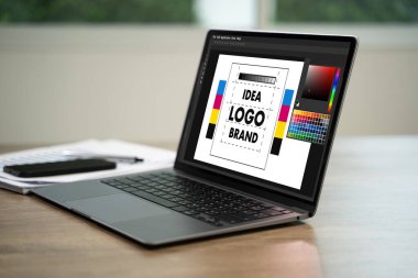 bir marka Renk numunesi için logo tasarımı, dijital tablet ve bilgisayar üzerinde çalışan Illustrator Grafik tasarımcısı