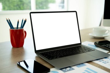 Masasında boş ekran olan dizüstü bilgisayar. İlan metniniz için boş kopya alanı olan dizüstü bilgisayarda çalışma alanı arkaplan projesi