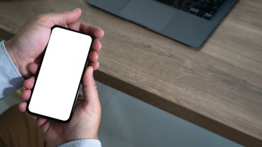 Üst görünüm görüntüleme eli boş ekranlı cep telefonu tutan akıllı telefon kullanan bir adam kullanıyor