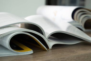 Dergi yayını Gazete ve Dergi kitapları: arkaplan ve katalog tasarımı; makale dergisi baskısı; gazete medya kitabı bilgisi; belge reklamcılığı veri ders kitabı