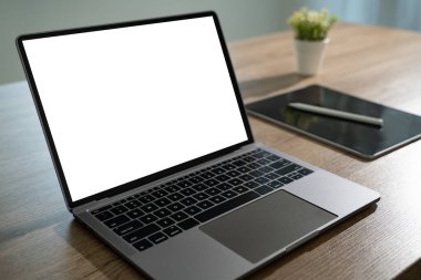 Masasında boş ekran olan dizüstü bilgisayar. İlan metniniz için boş kopya alanı olan dizüstü bilgisayarda çalışma alanı arkaplan projesi