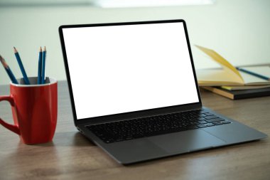 Masasında boş ekran olan dizüstü bilgisayar. İlan metniniz için boş kopya alanı olan dizüstü bilgisayarda çalışma alanı arkaplan projesi