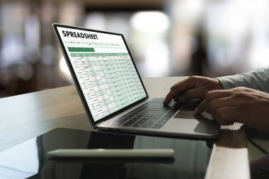Çevrimiçi analiz için veri ve grafiklerle çalışan işadamı Microsoft Excel proje konsolu dijital muhasebe tablosu